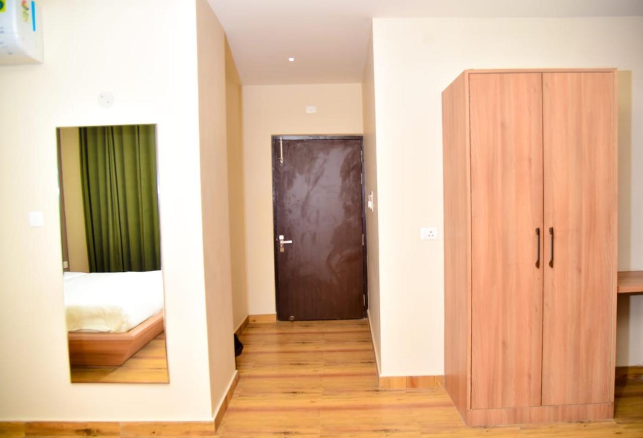 Hotel Olive Crown Lucknow Eksteriør billede