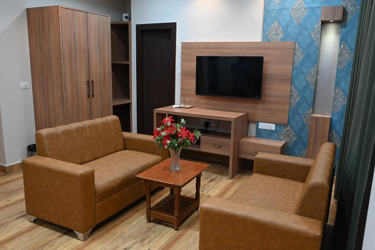 Hotel Olive Crown Lucknow Eksteriør billede